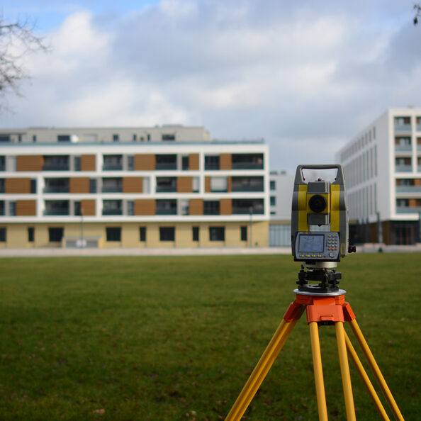 Symbolbild Vermessung, hier vor dem Bismarck-Quartier in Düren